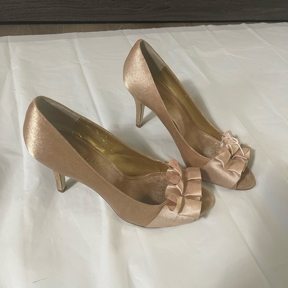 the touch of nina Shoes - The Tough of Nina Women’s size 8 gold